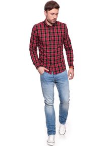 Wrangler - KOSZULA WRANGLER LS 1PKT BUTTON DOWN SALSA RED W5874NQWN. Typ kołnierza: button down. Kolor: czarny. Materiał: materiał