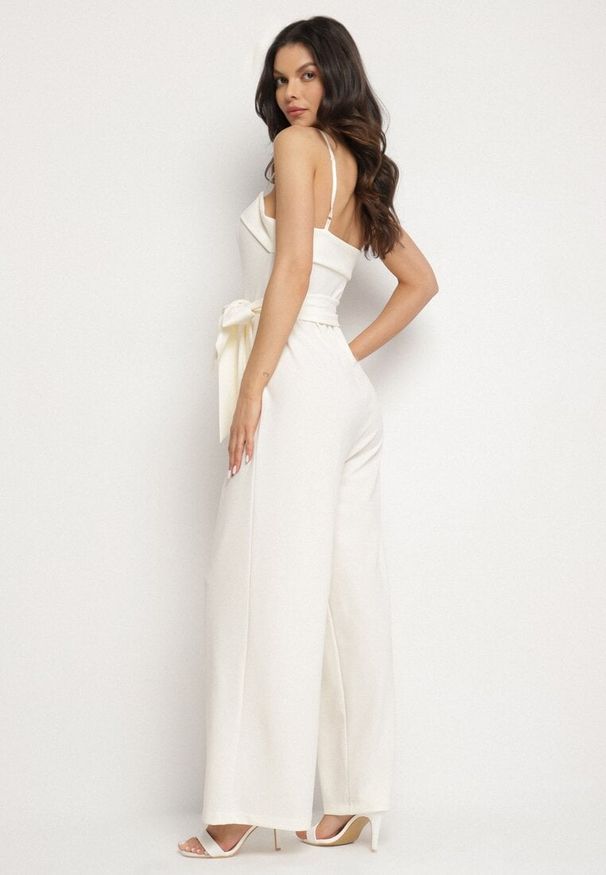 Born2be - Jasnobeżowy Kombinezon Ozdobiony Paskiem z Szerokimi Nogawkami Deolise. Kolor: beżowy. Długość rękawa: na ramiączkach. Wzór: aplikacja. Styl: elegancki