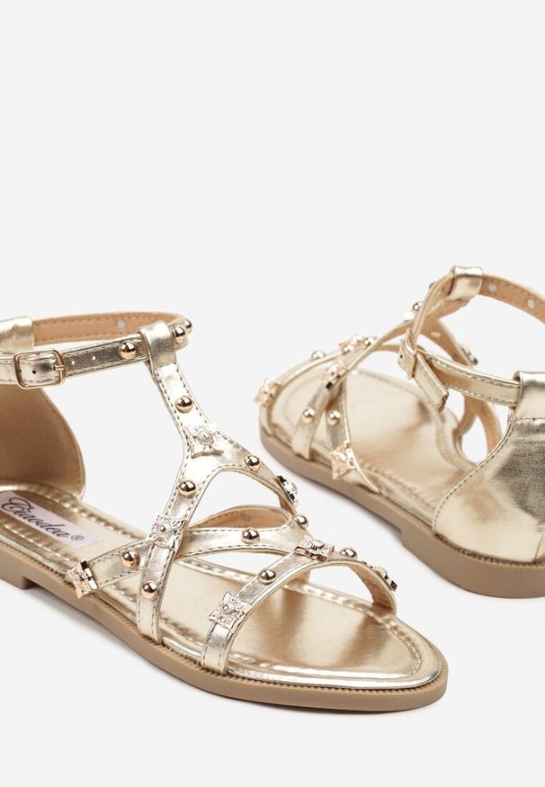 Renee - Złote Sandały z Metalicznymi Nitami Merarose. Okazja: na co dzień. Zapięcie: sprzączka. Kolor: złoty. Sezon: wiosna, lato. Obcas: na obcasie. Styl: wizytowy, casual, elegancki. Wysokość obcasa: niski