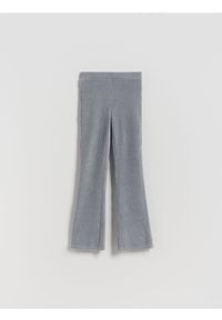 Reserved - Prążkowane legginsy flared - jasnoszary. Kolor: szary. Materiał: prążkowany