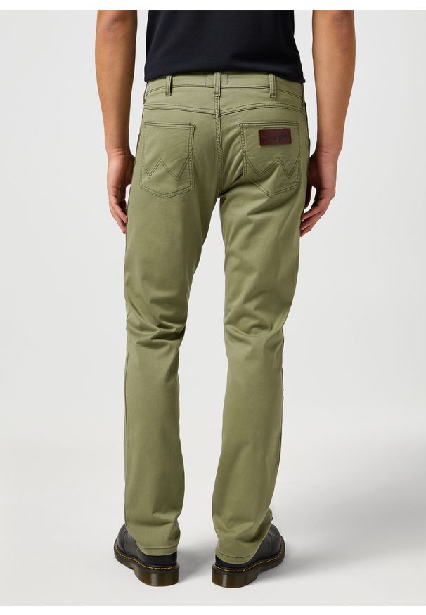 Wrangler - MESKIE SPODNIE WRANGLER GREENSBORO DUSTY OLIVE 112362347