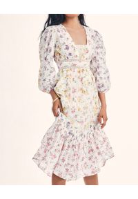 LOVE SHACK FANCY - Wzorzysta sukienka midi Garrison. Kolor: biały. Materiał: bawełna, koronka. Wzór: kwiaty. Typ sukienki: trapezowe, asymetryczne. Długość: midi