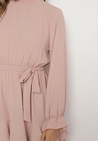 Born2be - Różowa Sukienka z Falbanami i Marszczonym Golfem z Dodatkowym Wiązanym Paskiem Savelina. Okazja: na imprezę. Typ kołnierza: golf. Kolor: różowy. Typ sukienki: rozkloszowane. Styl: elegancki, klasyczny #4