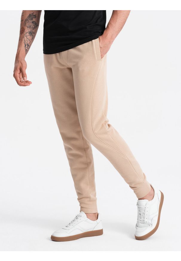 Ombre Clothing - Męskie bawełniane spodnie joggery dresowe BASIC – beżowe V6 OM-PABS-0174 - XXL. Okazja: na co dzień. Kolor: beżowy. Materiał: dresówka, bawełna. Wzór: aplikacja. Styl: sportowy, elegancki, casual
