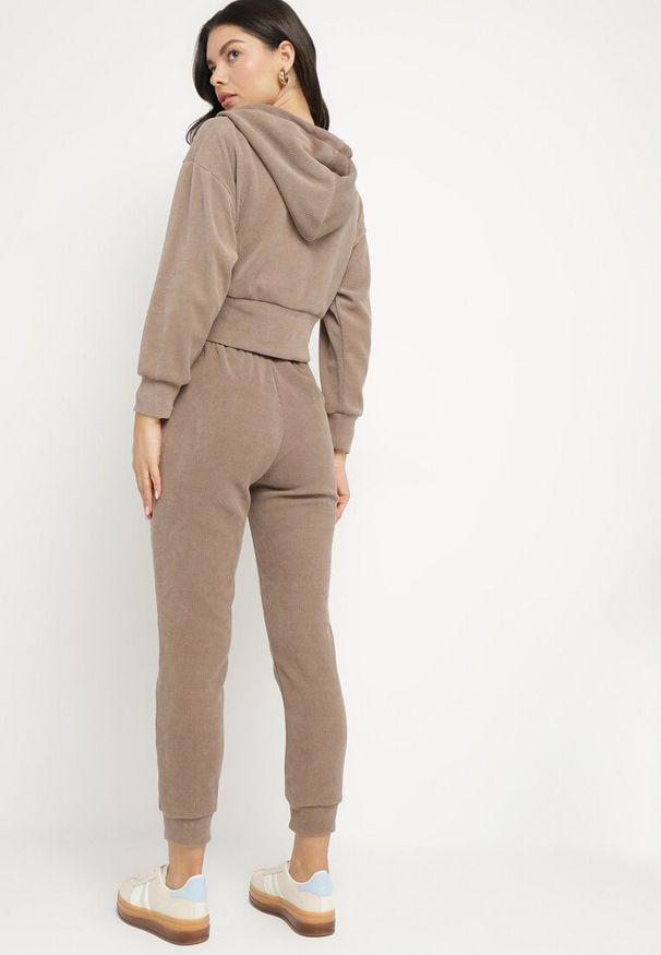 Born2be - Ciemnobeżowy Bawełniany Komplet Dresowy Bluza z Kapturem i Spodnie ze Sznurkiem Hariven. Kolor: beżowy. Materiał: bawełna, dresówka. Sport: turystyka piesza