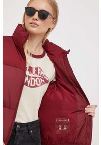 TOMMY HILFIGER - Tommy Hilfiger kurtka damska kolor bordowy zimowa. Kolor: czerwony. Materiał: syntetyk, poliester. Sezon: zima #6
