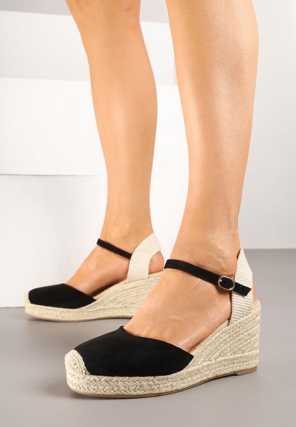 Renee - Czarne Sandały w Stylu Espadryli na Koturnie z Plecionki Nilisine. Okazja: na co dzień. Zapięcie: pasek. Kolor: czarny. Materiał: jeans. Wzór: ażurowy. Sezon: lato. Obcas: na koturnie. Styl: klasyczny, elegancki, casual
