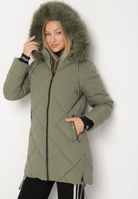 Born2be - Ciemnozielona Pikowana Kurtka z Kapturem z Futrem i Ściągaczami przy Rękawach Dacce. Okazja: na co dzień. Typ kołnierza: kaptur. Kolor: zielony. Materiał: futro. Styl: casual #1