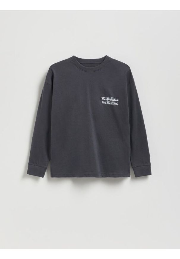 Reserved - Bawełniany longsleeve z nadrukiem - ciemnoszary. Kolor: szary. Materiał: bawełna. Długość rękawa: długi rękaw. Wzór: nadruk