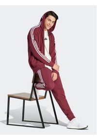 Adidas - adidas Spodnie dresowe Essentials IS1366 Czerwony Regular Fit. Kolor: czerwony. Materiał: bawełna