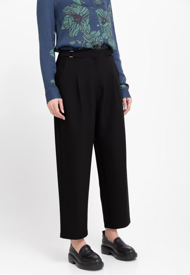 Volcano - Czarne spodnie damskie R-ISUMA. Okazja: na co dzień. Stan: podwyższony. Kolor: czarny. Materiał: materiał. Styl: casual, elegancki