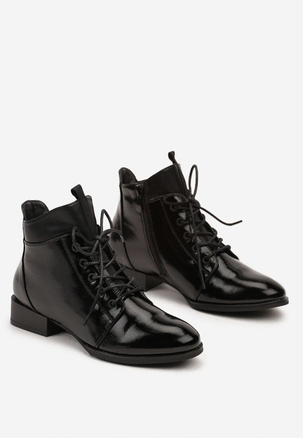 Renee - Czarne Botki Lakierowane na Płaskiej Podeszwie ze Sznurowaniem Mivalia. Okazja: na co dzień, na spotkanie biznesowe. Zapięcie: sznurówki. Kolor: czarny. Materiał: lakier. Obcas: na płaskiej podeszwie. Styl: biznesowy, casual, rockowy, elegancki