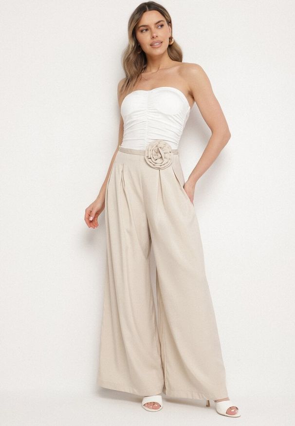 Born2be - Beżowe Szerokie Spodnie z Wysokim Stanem Ozdobione Kwiatem 3D Firicelle. Okazja: na co dzień. Stan: podwyższony. Kolor: beżowy. Wzór: aplikacja, kwiaty. Styl: casual, klasyczny