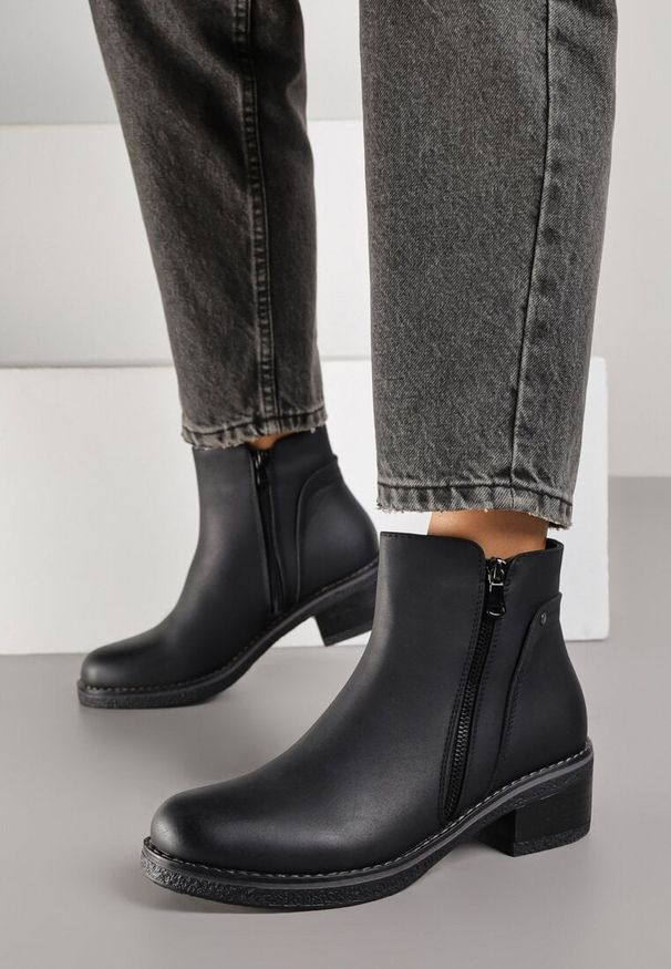 Renee - Czarne Botki z Niską Cholewką z Ozdobnym Suwakiem Ilonela. Okazja: na co dzień. Wysokość cholewki: przed kostkę. Kolor: czarny. Materiał: jeans. Szerokość cholewki: normalna. Obcas: na płaskiej podeszwie. Styl: casual
