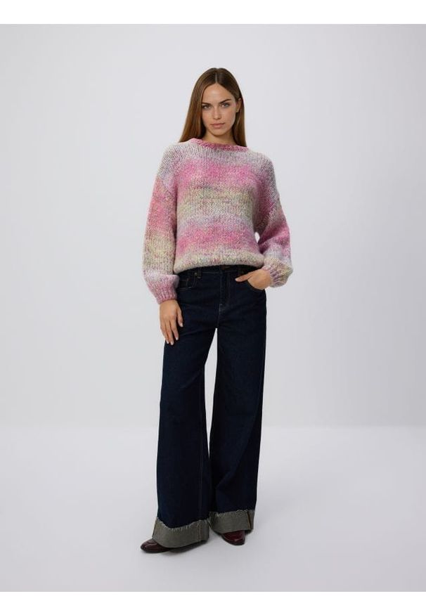 Reserved - Sweter z obniżoną linią ramion - różowy. Kolor: różowy. Materiał: dzianina