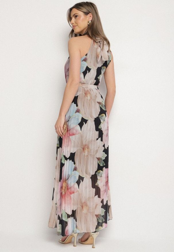 Born2be - Czarna Sukienka z Plisami Wiązaniem i Paskiem z Klamrą Nitenna. Okazja: na imprezę, na co dzień. Kolor: czarny. Długość rękawa: bez rękawów. Typ sukienki: rozkloszowane. Styl: casual, klasyczny, elegancki