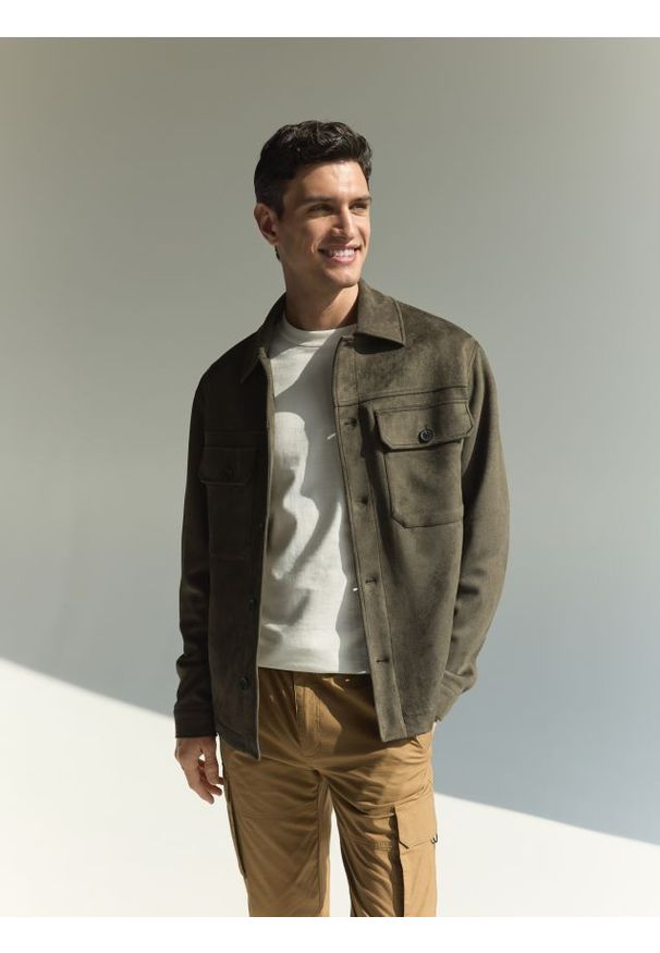 Reserved - Koszula z imitacji zamszu - zielony. Kolor: zielony. Materiał: zamsz