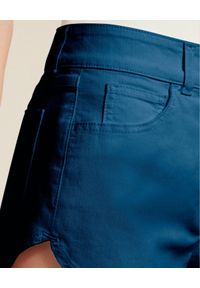 Luisa Spagnoli - LUISA SPAGNOLI - Granatowe jeansowe spodenki Assi. Kolor: niebieski. Materiał: jeans