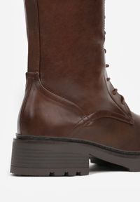 Born2be - Brązowe Kozaki w Stylu Workerów Cahrarah. Okazja: na co dzień. Kolor: brązowy. Materiał: jeans. Styl: klasyczny, casual #8