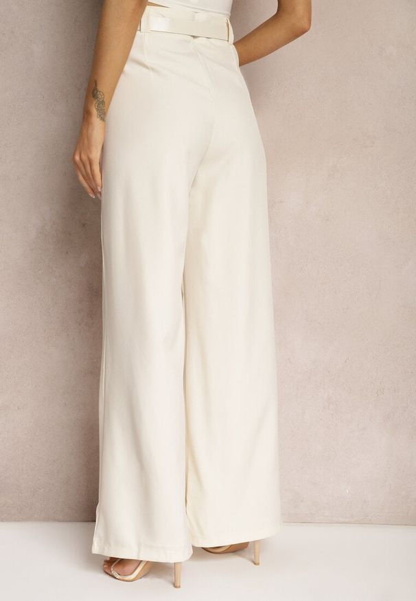 Renee - Beżowe Spodnie Palazzo High Waist z Szerokimi Nogawkami i Paskiem z Metalową Klamrą Oinna. Okazja: na co dzień, do pracy. Stan: podwyższony. Kolor: beżowy. Styl: klasyczny, elegancki, casual