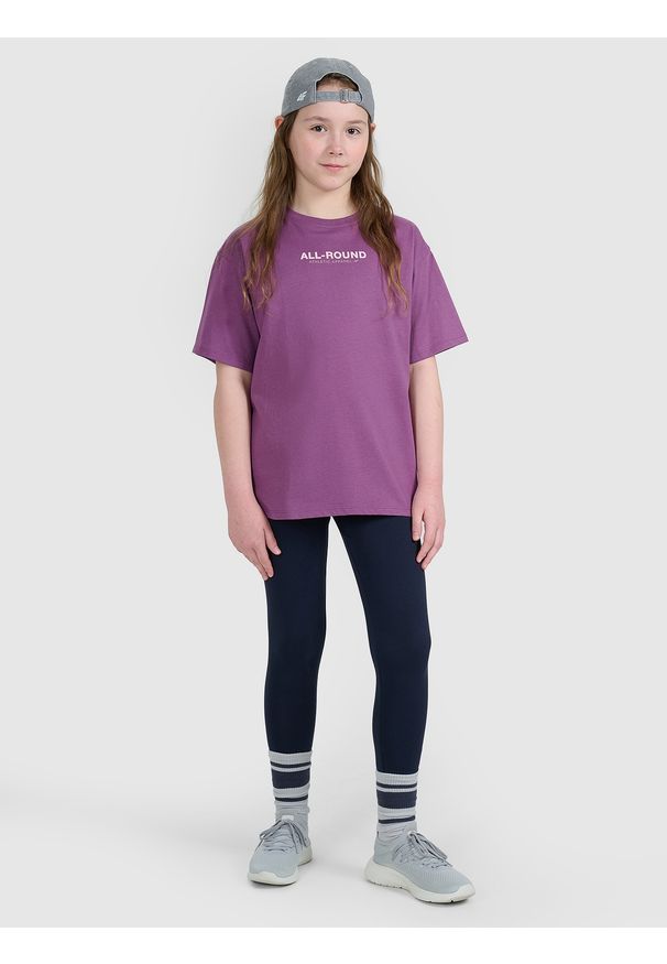 4f - 4F T-shirt oversize z nadrukiem dziewczęcy - fioletowy 122 (6-7 lat). Okazja: na co dzień. Kolor: fioletowy. Materiał: jersey, bawełna. Długość rękawa: krótki rękaw. Długość: krótkie. Wzór: nadruk. Sezon: lato. Styl: casual, sportowy, klasyczny