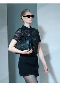 Sinsay - Swetrowa spódniczka mini z koronką - czarny. Kolor: czarny. Materiał: koronka. Wzór: koronka