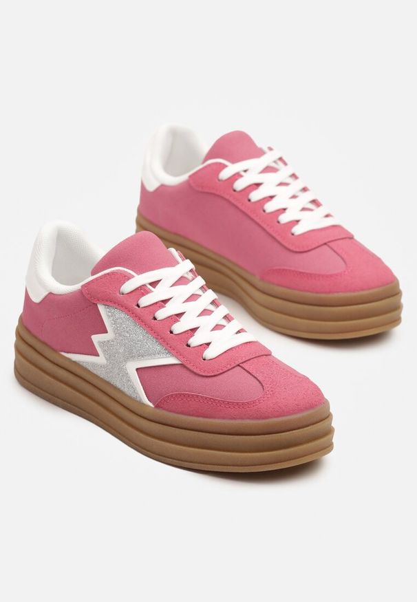 Renee - Fuksjowe Sneakersy w Stylu Tenisówek Ozdobione Geometrycznym Wzorem Tolivanna. Okazja: na co dzień. Zapięcie: sznurówki. Kolor: różowy. Materiał: jeans. Wzór: aplikacja, geometria