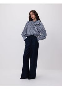 Reserved - Spodnie z kantem - granatowy. Kolor: niebieski. Materiał: tkanina, wiskoza