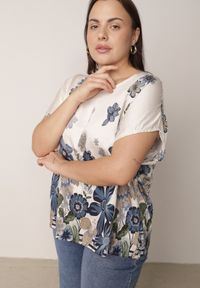 Born2be - Niebieska Wiskozowa Bluzka w Kwiaty Talina. Okazja: na co dzień. Kolor: niebieski. Materiał: wiskoza. Wzór: kwiaty. Styl: elegancki, klasyczny, casual #5