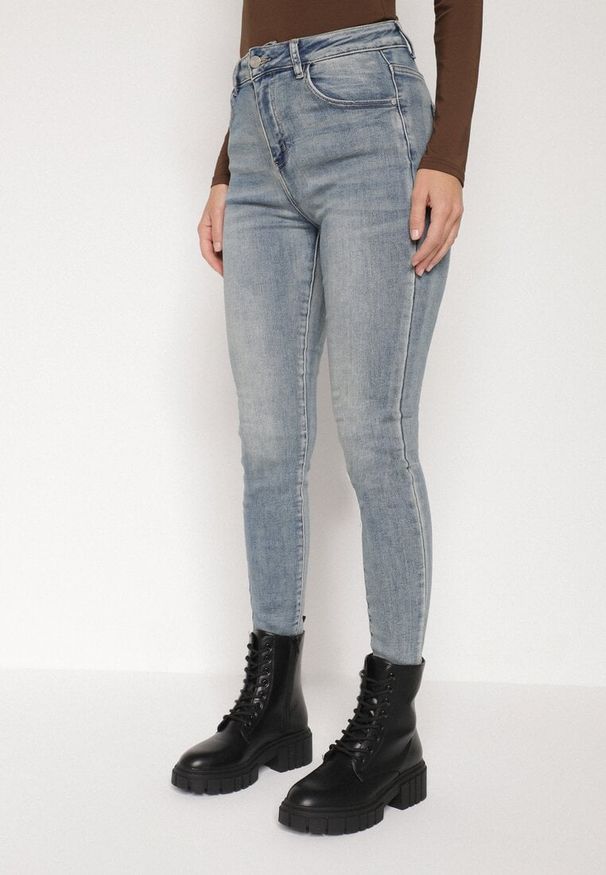Born2be - Niebieskie Jeansy Skinny z Bawełną z Regularnym Stanem Tevalka. Okazja: na co dzień, na spacer. Kolor: niebieski. Styl: casual