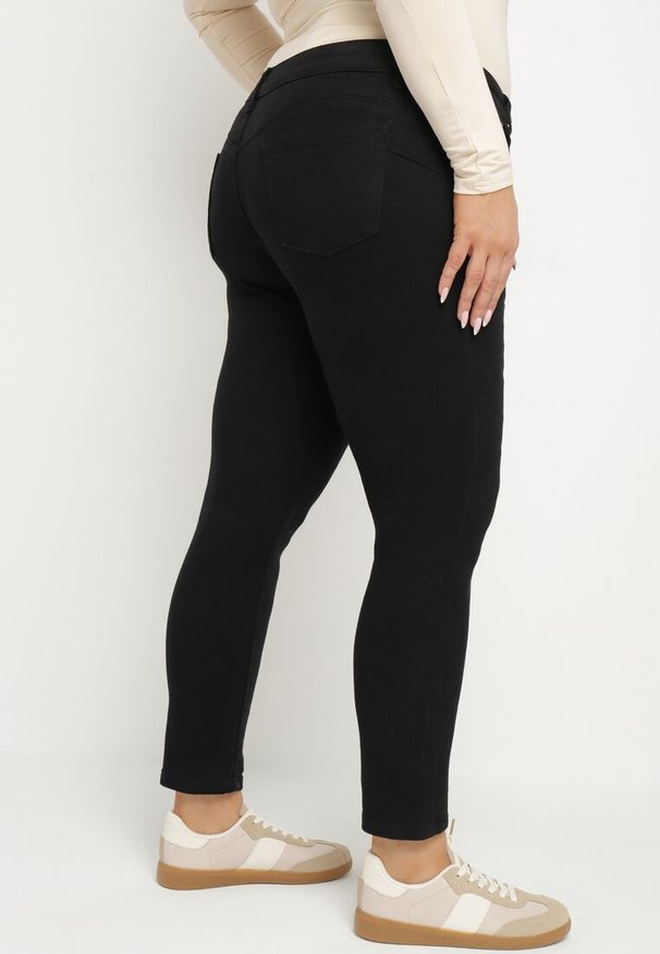 Born2be - Czarne Jeansy o Dopasowanym Kroju z Efektem Push-Up Hanarise. Okazja: na co dzień. Kolor: czarny. Styl: klasyczny, elegancki, casual