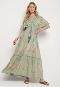 Born2be - Zielona Kopertowa Sukienka z Wiskozy Ozdobiona Frędzlami Redare. Okazja: na co dzień. Typ kołnierza: dekolt w serek. Kolor: zielony. Materiał: wiskoza. Wzór: aplikacja. Typ sukienki: kopertowe. Styl: boho, casual, klasyczny #1