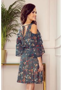 Numoco - Zwiewna sukienka szyfonowa w kwiaty z wycięciami zielona. Okazja: na randkę, na imprezę. Kolor: zielony. Materiał: szyfon. Wzór: kwiaty. Sezon: wiosna, lato. Styl: wizytowy #4