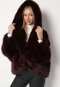 Born2be - Bordowa Kurtka Futerko Oversize z Kapturem Unillea. Okazja: na co dzień. Typ kołnierza: kaptur. Kolor: czerwony. Materiał: futro. Styl: elegancki, casual