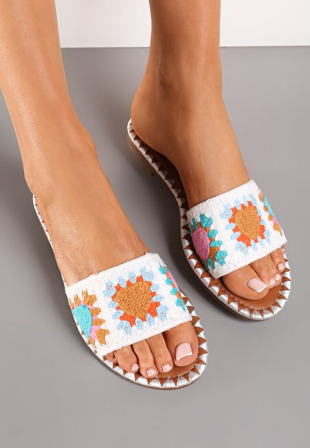 Born2be - Białe Klapki z Materiałowym Plecionym Wykończeniem Ibrimila. Kolor: biały. Materiał: materiał. Wzór: aplikacja, haft. Sezon: lato. Styl: boho, elegancki