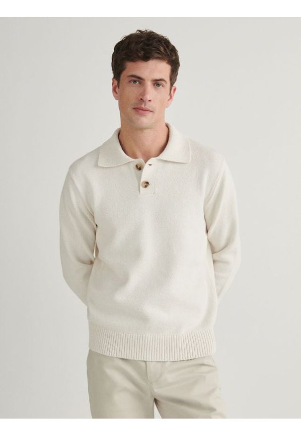 Reserved - Sweter polo - złamana biel. Typ kołnierza: polo. Materiał: dzianina, bawełna