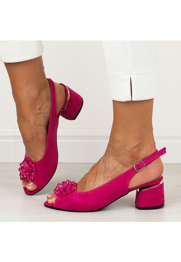 DEONI - Fuksja Polskie sandały damskie na obcasie Deoni D216A. Okazja: na spacer, na co dzień. Kolor: różowy. Materiał: zamsz. Wzór: kwiaty, aplikacja, kolorowy. Sezon: wiosna, lato. Obcas: na obcasie. Styl: elegancki, casual, klasyczny. Wysokość obcasa: średni