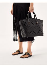Kazar - Czarna torebka z przeplatanej skóry. Kolor: czarny. Wzór: paski. Materiał: skórzane. Styl: casual #3