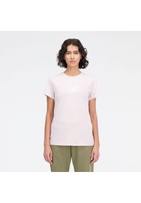 Koszulka damska New Balance WT33515DMY – różowa. Kolor: różowy. Materiał: dresówka, bawełna, materiał. Długość rękawa: krótki rękaw. Długość: krótkie