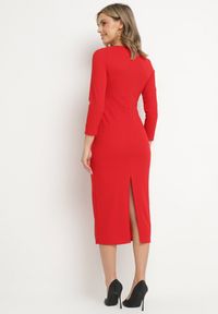 Born2be - Czerwona Sukienka Ozdobiona Asymetrycznym Dekoltem Silfedi. Okazja: na co dzień. Kolor: czerwony. Materiał: jeans. Wzór: aplikacja. Typ sukienki: asymetryczne. Styl: klasyczny, casual, elegancki #4