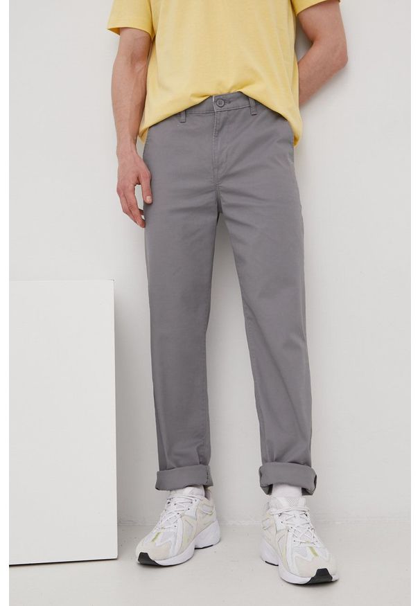 Lee spodnie REGULAR CHINO STEEL GREY męskie kolor szary w fasonie chinos. Kolor: szary. Materiał: włókno, tkanina