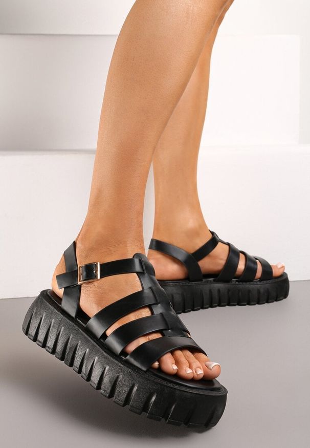 Born2be - Czarne Sandały Gladiatorki na Tłoczonej Platformie Junatia. Nosek buta: otwarty. Zapięcie: sprzączka. Kolor: czarny. Materiał: len. Sezon: lato. Obcas: na platformie. Styl: elegancki