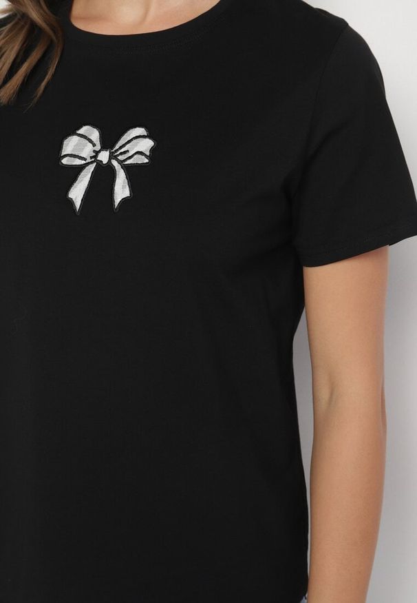 Born2be - Czarna Bawełniana Bluzka Ozdobiona Kokardką Marivellea. Okazja: na spacer. Typ kołnierza: kokarda. Kolor: czarny. Długość: krótkie. Wzór: aplikacja. Materiał: bawełna. Długość rękawa: krótki rękaw. Sezon: wiosna, lato. Styl: klasyczny, elegancki