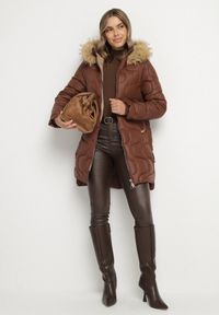 Born2be - Brązowa Kurtka z Kapturem z Futerkiem Zdobiona Oryginalnym Pikowaniem Oleda. Okazja: na co dzień. Typ kołnierza: kaptur. Kolor: brązowy. Materiał: futro. Wzór: aplikacja. Styl: casual, klasyczny #5