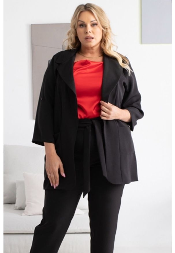 KARKO - ŻAKIET do pracy elegancki dłuższy blezer KOSTA czarny PROMOCJA. Okazja: do pracy. Kolekcja: plus size. Kolor: czarny. Materiał: tkanina, poliester, elastan, materiał, jeans, żakard. Długość rękawa: długi rękaw. Długość: długie. Styl: elegancki