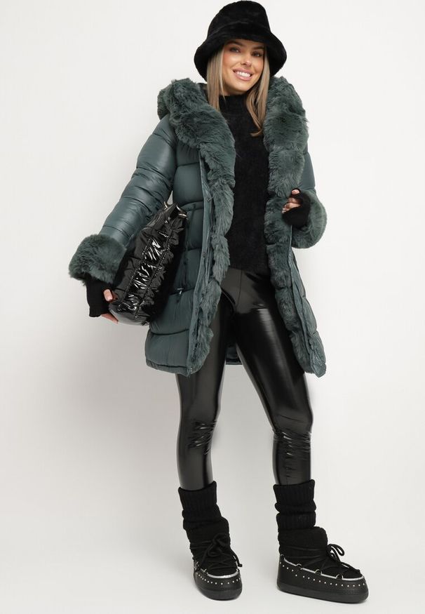Born2be - Ciemnozielona Pikowana Kurtka z Kapturem i Futrzanymi Wstawkami Ściągana Sznurkiem w Talii Emirale. Okazja: na co dzień. Typ kołnierza: kaptur. Kolor: zielony. Materiał: futro. Wzór: aplikacja. Styl: casual, elegancki