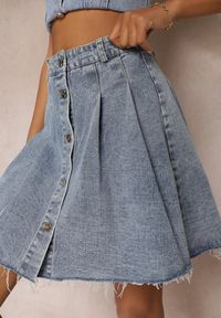 Renee - Niebieska Jeansowa Spódnica Mini z Zakładkami Hollette. Kolor: niebieski. Materiał: jeans. Wzór: aplikacja. Styl: elegancki #4