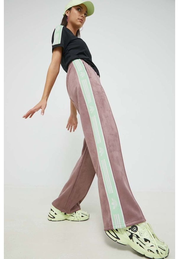 adidas Originals spodnie dresowe damskie kolor fioletowy z aplikacją. Stan: podwyższony. Kolor: fioletowy. Materiał: dresówka. Wzór: aplikacja