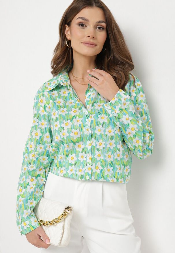 Born2be - Zielona Bawełniana Koszula o Klasycznym Kroju w Kwiatki Tarievia. Okazja: na co dzień. Typ kołnierza: kołnierzyk klasyczny. Kolor: zielony. Materiał: bawełna. Długość rękawa: długi rękaw. Długość: długie. Wzór: kwiaty. Styl: klasyczny