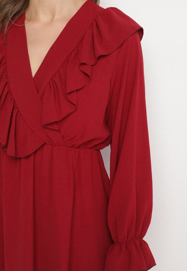 Born2be - Bordowa Rozkloszowana Sukienka o Kopertowym Kroju z Falbankami Celonara. Okazja: na imprezę. Typ kołnierza: kołnierz z falbankami. Kolor: czerwony. Typ sukienki: kopertowe. Styl: elegancki